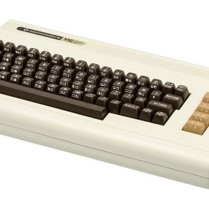 Der in Deutschland als VC20 populäre „Volkscomputer“ von Commodore (hier zu sehen in der amerikanischen Ausführung VIC 20) erschien im September 1980 in Japan erstmals auf dem Weltmarkt. Er sollte der erste Computer werden, der sich weltweit über 1 Millionen mal verkaufte. (Gemeinfrei)