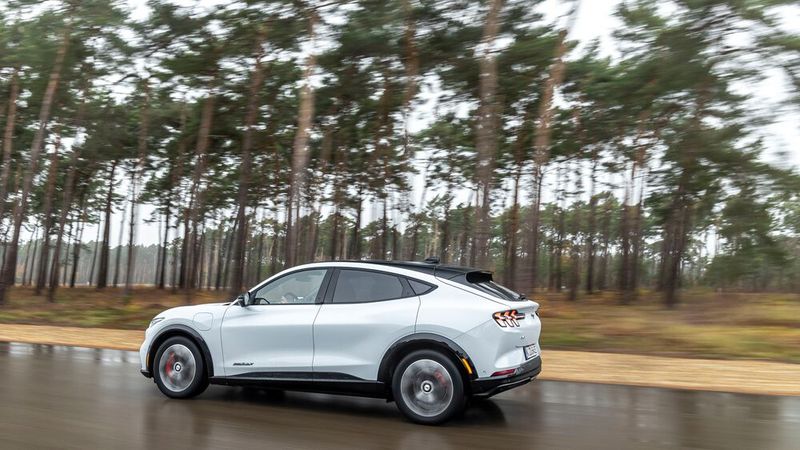 Preislich ist der Mustang Mach-E mit 46.900 Euro fast schon ein Schnäppchen. (Bild: Ford)