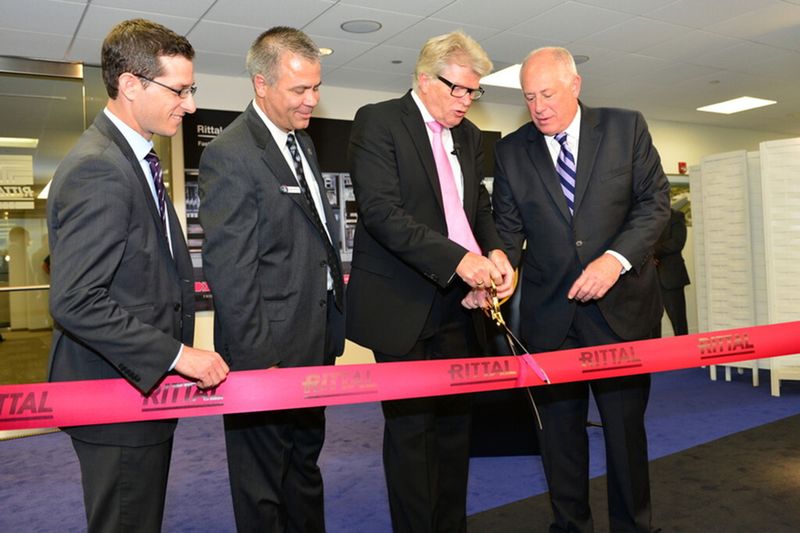 Friedhelm Loh und Gouverneur Pat Quinn (rechts) eröffnen gemeinsam die neue Firmenzentrale von Rittal in den USA. (Bild: Rittal/Stan Kotecki)