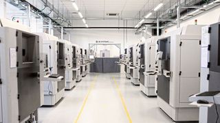 Im On-Demand-AM-Center von 3D Systems in Pinerolo arbeiten mehr als 30 3-D-Drucker für Kunststoffe. Die Mehrzahl der Anlagen nutzt die Verfahren SLS und SLA. (Salt & Lemon Srl/3D Systems)
