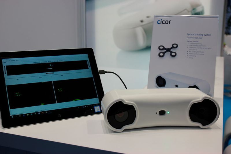 Die Schweizer Cicor Group fertigt das optische Trackingsystem Fusion Track 250 zur hochpräzisen Positionsbestimmung bei Roboter-Operationen für Atracsys als komplettes Box Building.  (Reinhardt / Devicemed)