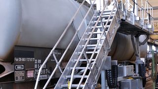 Die Arbeitsbühne der Günzburger Steigtechnik bietet dem Alstom-Wartungsteam Sicherheit und Flexibilität bei der Wartung von Kesselwagen. Der Aufstieg auf den mobilen Dacharbeitsstand erfolgt über eine höhenverstellbare Variotreppe. (Bild: Günzburger Steigtechnik)