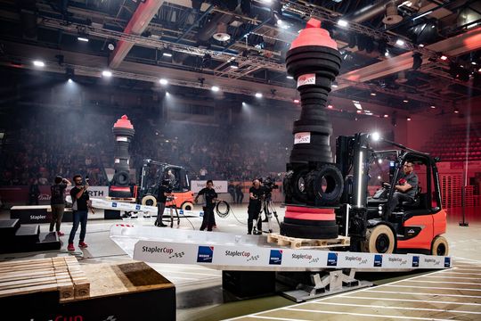 Kitzliger Moment! Im Rahmen des Staplercup 2022 fährt ein Könner mit einem vier Meter hohen Turm auf den Gabelzinken auf die Weber-Heroramp, eine tückischen Stahlwippe. Erfahren Sie hier, wer sich den Titel in den verschiedenen Wettbewerben holen konnte. Kitzliger Moment! Im Rahmen des Staplercup 2022 fährt ein Könner mit einem vier Meter hohen Turm auf den Gabelzinken auf die Weber-Heroramp, eine tückischen Stahlwippe. Erfahren Sie hier, wer sich den Titel in den verschiedenen Wettbewerben holen konnte.