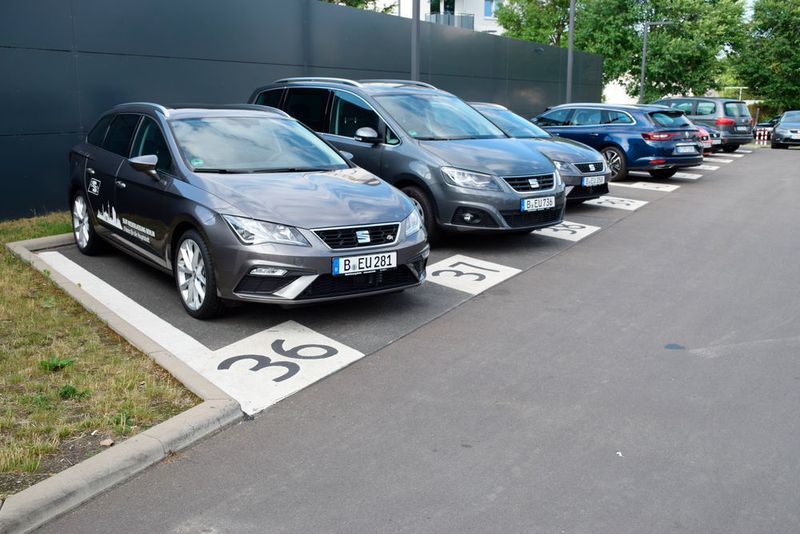 Schrägparkplätze erleichtern das Aus- und Einparken und vermindern Dellen in den Türen. Vorbildlich gelöst: die Nummerierung. (Holz/»kfz-betrieb«)