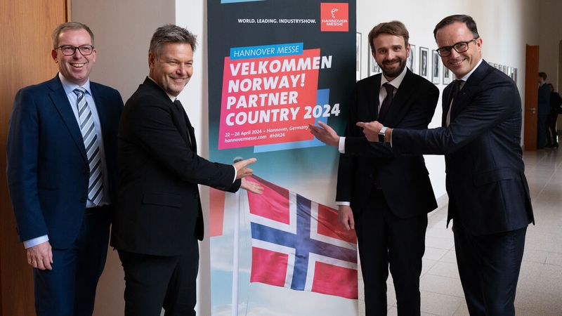 Von links: Håkon Haugli (CEO Innovation Norway), Robert Habeck (Bundeswirtschaftsminister), Jan Christian Vestre (Minister für Handel und Industrie von Norwegen), Jochen Köckler (Vorsitzender des Vorstandes der Deutschen Messe AG).(Bild:  Hannover Messe)