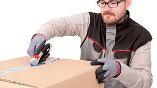 Ein guter, immer griffbereiter Cutter wie der Super Safety-Cutter von Wedo ist für Mitarbeiter aus Logistik und Handel das A und O. (Wedo)