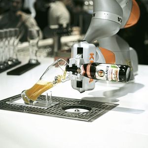 Der Weißbier einschenkende Bier-Paulii ist beliebt bei Messe-Paparazzi. Dieses Jahr ist er Gast auf dem Motek-Messestand von Kuka.