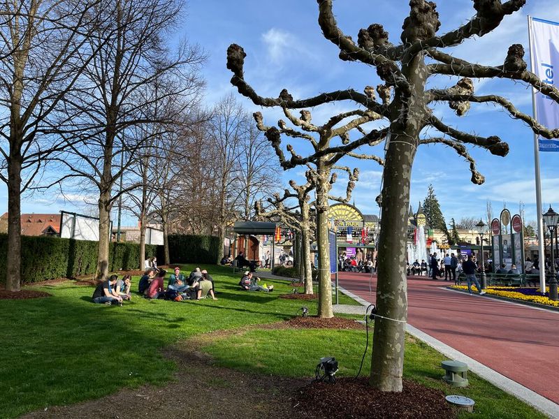 Dank des guten Wetters konnten Meetings auf dem Freigelände stattfinden. (Bild: IT-BUSINESS)