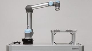 Der Schaltschrank wird in eine Schublade integriert und ist somit komfortabel bedienbar. Auch das Handbediengerät für die Programmierung des Cobots hängt nicht außen an der Konstruktion, sondern wird in einem Fach des Tisches verstaut.  (Bild: Item Industrietechnik GmbH )