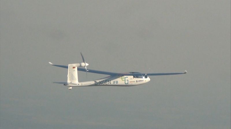 Zunächst musste der E-Flieger in das 560 km entfernte Straußberg überführt werden. (Bild: Uni Stuttgart)