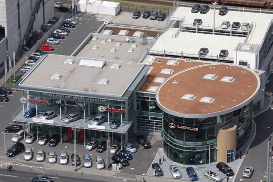 Das Lexus-Forum Frankfurt liegt direkt neben dem Toyota-Betrieb auf der Hanauer Landstraße in Frankfurt. (Archiv: Vogel Business Media)