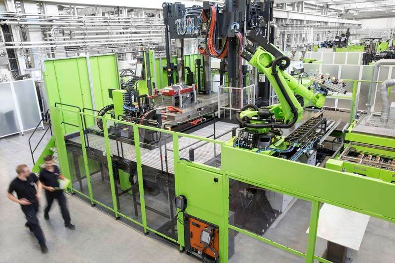 In seinem Technologiezentrum für Leichtbau-Composites in St. Valentin, Österreich, hat Engel jüngst eine zweite, noch größere v-duo Maschine in Betrieb genommen. (Engel)