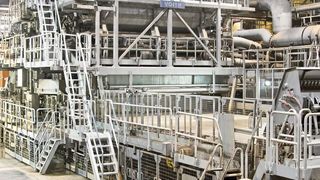 Komplexe Produktionsprozesse erfordern zahllose Hilfstoffe, die auf dem Werksgelände gelagert werden. (Bild: Hans van Dalen)