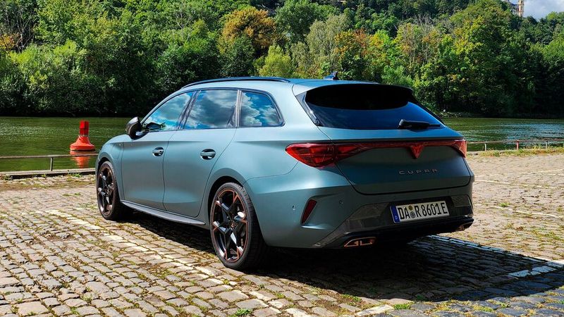 3. Das Fahrgefühl: Cupra ist mit dem Leon Sportstourer VZ ein schwieriger Spagat gelungen. Der Kompaktklasse-Kombi fährt sich sehr sportlich. Gleichzeitig ist der Fahrkomfort sehr hoch, auch dank der serienmäßigen adaptiven Fahrwerkregelung. Wer die 200 kW/272 PS voll auskosten möchte, samt akustischer Untermalung, für den sind die beiden Fahrmodi Sport oder Cupra richtig. Letzterer wurde für die Rennstrecke konzipiert und lässt sich auch über einen Taster am Lenkrad einstellen. (Bild: Rosenow – VCG)