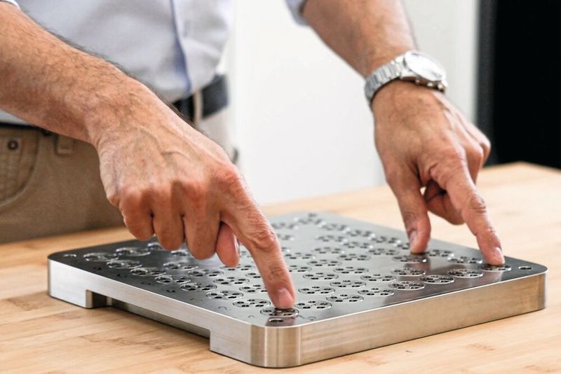 Une plaque de support parfaitement adaptée garantit une précision de positionnement maximale lors du procédé de fusion laser. (Source : Mikron Tool)