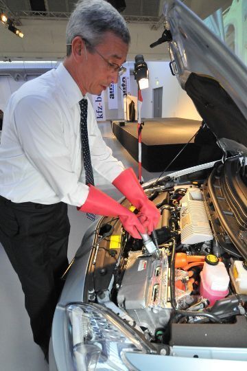Und demonstrierte das Gesagte an einem Toyota Prius Plug-in-Hybrid. (Zietz)
