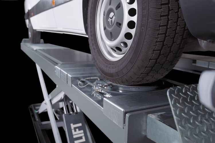 Auch Sprinter mit langem Radstand finden Platz auf der S50. (Foto: BlitzRotary)