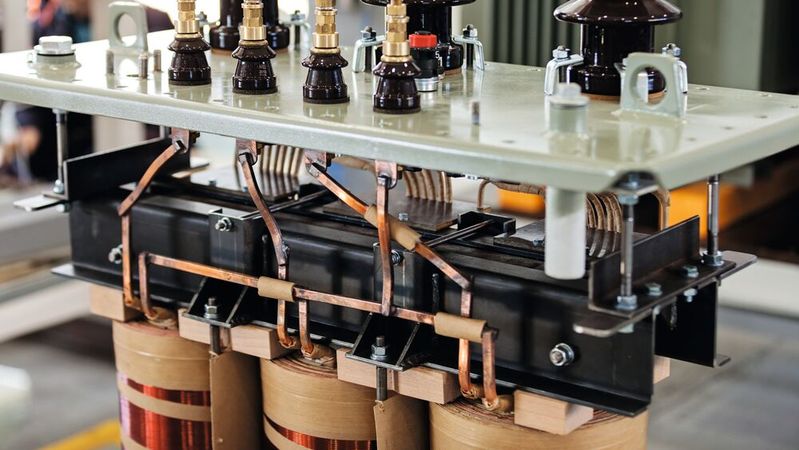 Allgegenwärtig:  Vom Netztransformator bis zum hochfrequenten Übertrager im Schaltnetzteil reicht das Anwendungsspektrum. Trotz unterschiedlicher Bauformen, Leistungen und Frequenzen bleibt das Prinzip der magnetischen Kopplung dasselbe.(Bild: ©  vladimirnenezic - stock.adobe.com)
