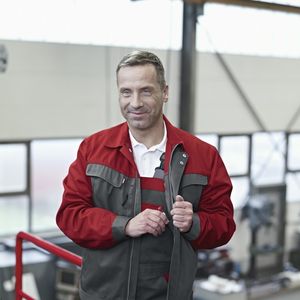 Thema Farbe: In den Betrieben gefragt ist ein breites Farbspektrum für den individuellen, CI-gerechten Auftritt. Darunter dunkle Grundtöne mit starker Kontrastfarbe, wie hier im Kansas Icon, exklusiv im DBL-Mietservice.