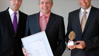 Mit Kundenauszeichnung (von links): Turck-Geschäftsführer Christian Wolf, Vertriebsspezialist Uwe Tiedemann und Regionalvertriebsleiter Jörn Stoevesandt (Archiv: Vogel Business Media)