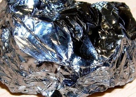 Silizium gehört zu den häufigsten Elementen auf der Erde. Wer hätte gedacht, dass es in Zusammenhang mit Wasser und Druck als Stromquelle dienen kann? Das hat ein Team aus europäischen Forschen jetzt jedenfalls bewiesen ...(Bild:  Mineraldoc)