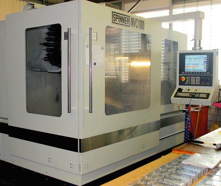 Stabro hat in den letzten Jahren kontinuierlich modernisiert: Zusätzlich zum 5-Achs-Fräszentrum stehen in der Halle noch zwei neue 3-Achs-Fräszentren des Typs Spinner MVC1000. (Hans Peter Küng)