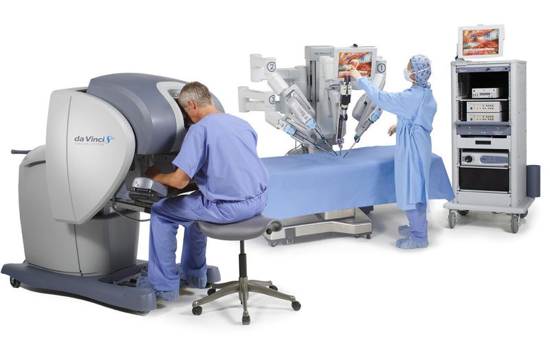 Der da-Vinci-Chirurgieroboter: Neben der 3D-Sicht skaliert, filtert und überträgt moderne Roboter- und Computertechnologie nahtlos die Handbewegungen des Chirurgen in präzise Mikrobewegungen der da Vinci-Instrumente. (Bild: Intuitive Surgical)