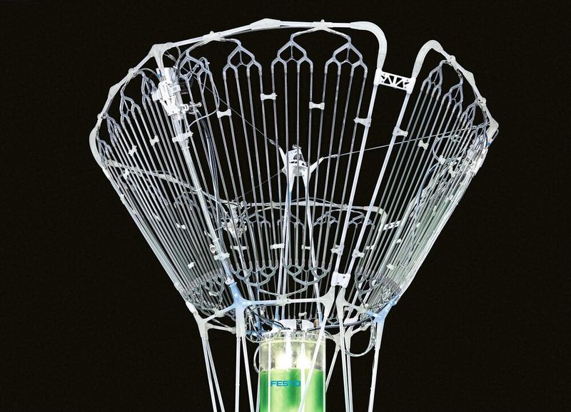 Segelförmige Flächenkollektoren zur optimierten Lichtaufnahme und zur Regulierung des Wärmehaushalt.  (Bild: RM)