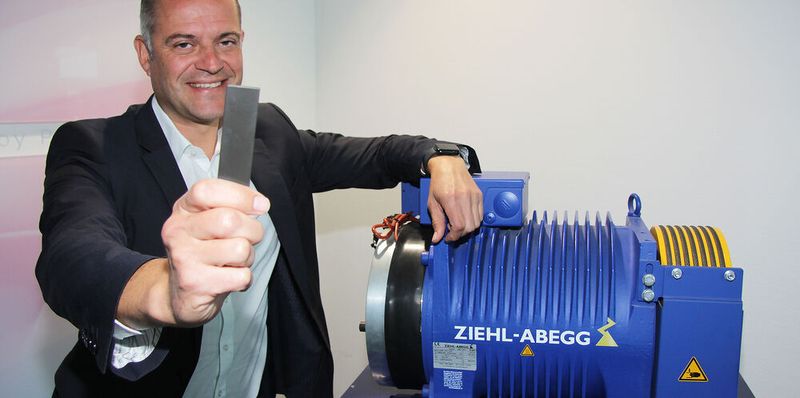 „Wir zeigen auf der Hannover Messe einen Motor, der ausschließlich Ferritmagnete enthält“, freut sich Ziehl-Abegg Vorstandschef Joachim Ley. Bisher sind Magnete aus Seltenen Erden Standard in vielen Aufzugsantrieben. (Bild:  Ziehl-Abegg/Rainer Grill)