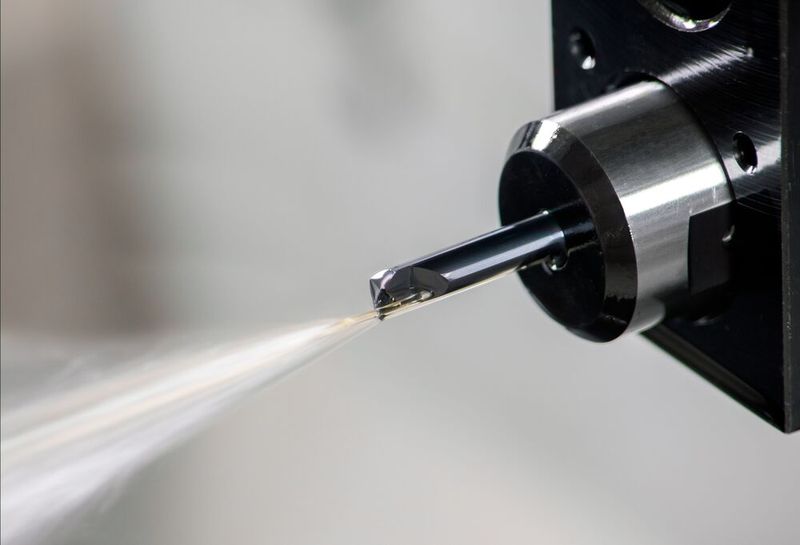Dank Doppelkühlung bietet der Schneideinsatz Piccojet längere Standzeiten und erlaubt eine effiziente Spanabfuhr beim Drehen, Einstechen, Gewindeschneiden, Anfasen, Profildrehen und Axialstechen. (Bild: Iscar)