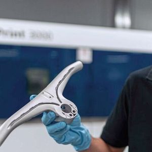 Dank generativer Fertigung lassen sich Kanäle für Kabel und Bremszüge so in den Fahrradlenker aus Aluminium integrieren, dass man sie einfach ein-, ausbauen und warten kann. (Bild:  Trumpf)