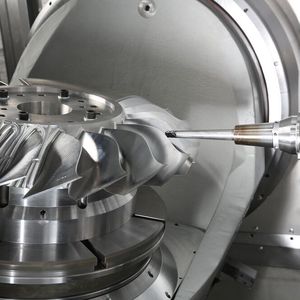Die schlanke HPC240 ist geeignet für lange Werkzeuge, um tiefe Taschen solcher und ähnlicher Turbinenräder zu fräsen.