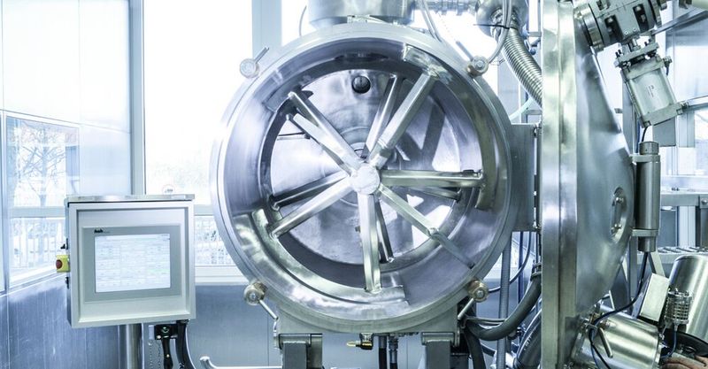 Bild 2: Bei der Ein-Topf-Granulierung mit Topo wird das Granulat eingebracht und die Reaktion durch Erwärmen des Wassers in der Behälterwand gemäß Rezeptur zeitgesteuert. Blick ins Innere eines Topo-Granulators.   (Bild: Tempris)