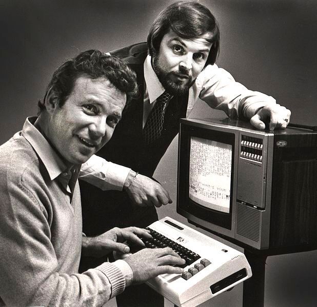 Michael Tomczyk (rechts), Koordinator des VC-20-Werbeshootings, und William Shatner (links).Dies ist das erste Mal, dass Shatner tatsächlich einen echten Computer verwendete.