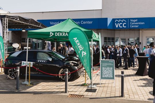 Der gecrashte VW ID.3 und der Dekra-Stand im Außenbereich waren ein echter Hingucker.  (Bild:  Stefan Bausewein)
