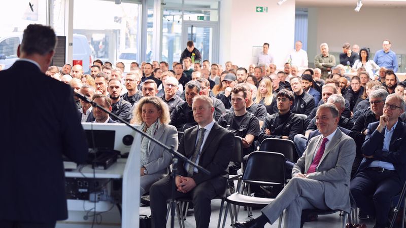 Standortleiter Matthias Willy begrüße die Gäste zu einer Veranstaltung am 19. März 2026 und informierte über die Zukunft der Niederlassung. (Bild: Riess Gruppe)