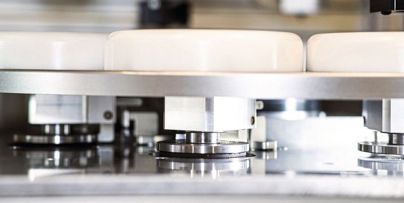 Die Seitenansicht des Acht-Stationen-Rundschalttisches zeigt den Eingriff der Nexen-Servokupplung an einer Drehbeschleunigungsstation. Nach Beendigung des Drehbeschleunigungsvorgangs wird eine neue Station über die Kupplung geschaltet, sodass diese drehbeschleunigt werden kann.(Bild:  Nexen)