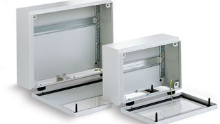 Schnelle, unkomplizierte Befestigung von Tragschienen in Bus-Gehäusen mit der Schnellspanntechnik von Lohmeier. (Lohmeier)