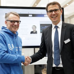 Dr. Wolfgang Huhn (Geschäftsführer University4Industry) und Oliver Barthel (Group Publisher MM MaschinenMarkt) besiegeln die neue Kooperation zwischen MM Maschinenmarkt und U4I.