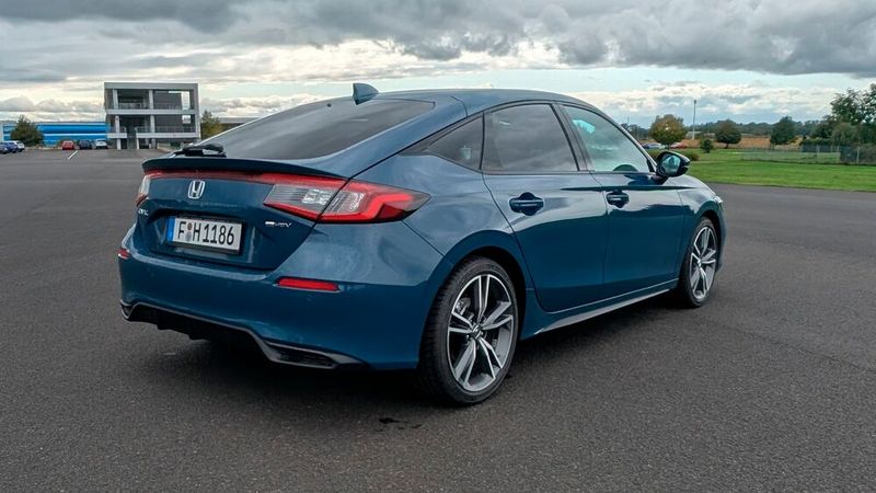 Unverändert geblieben ist hingegen das gelungene Design des flachen, coupéhaften Hecks. (Bild: Mauritz – VCG)