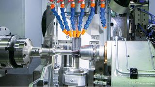 Vertikale Wälzfräsmaschinen sind nur bedingt zum Verzahnen von langen Wellen geeignet. Deshalb bietet MHD Werkzeug­maschinen die horizontale Wälzfräsmaschine FMZ 300H × 800 an. Hier ein Blick in den Bearbeitungsbereich mit eingespanntem Minimalwerkstück. (MHD)