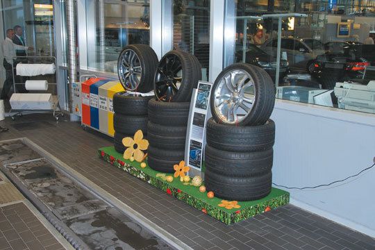 Die Zubehörpräsentation in der Dialogannahme wechselt je nach Saison. Das Reifengeschäft dankt es den Aachenern mit bemerkenswerten Zuwächsen. (Archiv: Vogel Business Media)