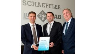 Stefan Müller, Parlamentarischer Staatssekretär bei der Bundesministerin für Bildung und Forschung (l.), Schaeffler-Ingenieur Dr. Dennis Arnhold (m.) aus dem Projektteam und Prof. Dr. Ing. Peter Gutzmer, stellvertretender Vorsitzender des Vorstands und Vorstand Technologie Schaeffler AG (r.) (Bild: Schaeffler)