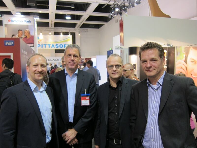( v.l.) Mirko Rusch und Klaas de Vos (Buffalo), Patrick Matzinger und Andreas Arndt (Littlebit). (Bild: IT-BUSINESS)
