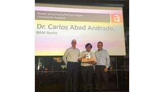 Dr. Carlos Abad (m.), Gewinner des Analytik Jena Science Award 2019 Kategorie chemische Analyse, mit Analytik-Jena-CEO Ulrich Kraus (l.) und Dr. Ingo Jenneckens, Director Sales DACH-Region bei Analytik Jena (r.). (Analytik Jena)