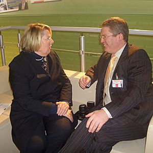 Marion Laumann-Fuchs, Media Beraterin, im Gespräch mit Ken Fouhy, Publisher Maschinenmarkt.
 (Archiv: Vogel Business Media)