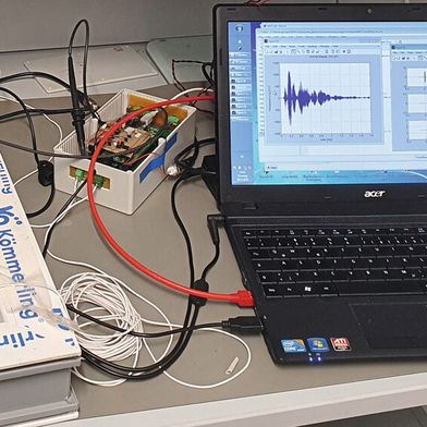 Das IMMS führt im Rahmen des Projekts RGBS verschiedene Voruntersuchungen für einen sensibleren und robusteren Glasbruchsensor durch und nutzt dafür bereits am Markt erhältliche Glasbruchsensoren von Schmeissner. (Bild: IMMS)