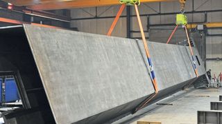 Das Drehen sehr großer Bauteile wie beispielsweise eines Brückenträgers ist bei der Verwendung von ungeeigneten Hilfsmitteln oft mit großem Zeitaufwand verbunden (Dumeta GmbH)