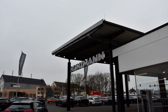 Das Autohaus Kunzmann hat seine digitalen Vertriebsprozesse so optimiert, dass die Kunden nach Belieben zwischen on- und offline wechseln können.(Bild:  Yvonne Simon)