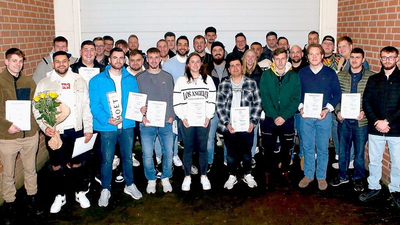 Insgesamt 32 neue Kfz-Mechatroniker und zwei Kfz-Mechatronikerinnen haben in der Kfz-Innung Kreis Herford ihren Start ins Berufsleben als Fachkräfte geschafft: Im Bildungszentrum Metall in Kirchlengern nahmen sie ihre Gesellenbriefe und Zeugnisse entgegen. Sechs von ihnen haben ihre Ausbildung in der Fachrichtung Nutzfahrzeugtechnik erhalten und sind somit in der Lage, Lkw und ähnliche Schwergewichte zu warten und zu reparieren. (Bild: Christian Weber)